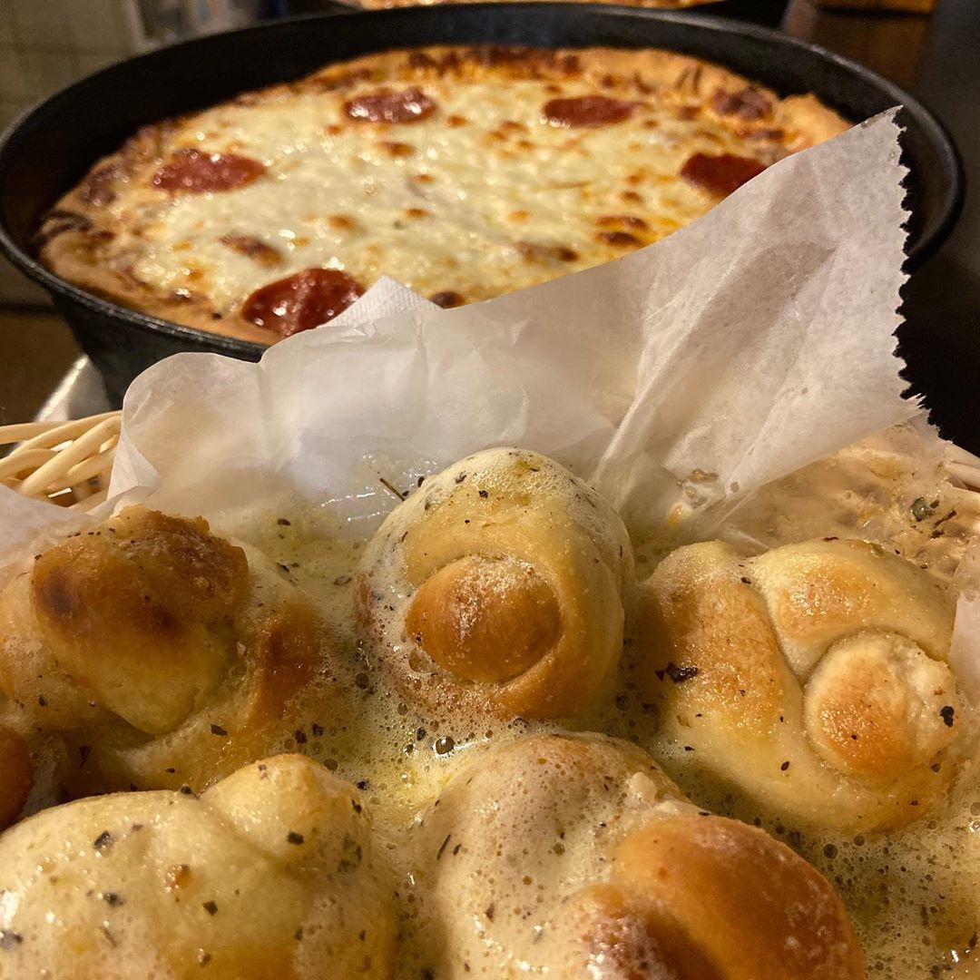 garlic rolls and deep dish pizza
