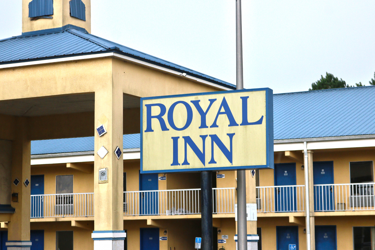 Sign at Royal Inn in Alachua, FL