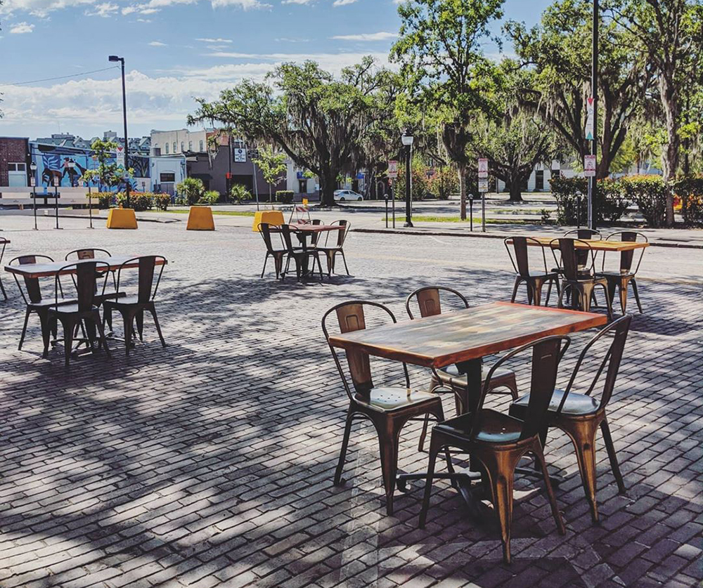 Outdoor seating at Loosey's