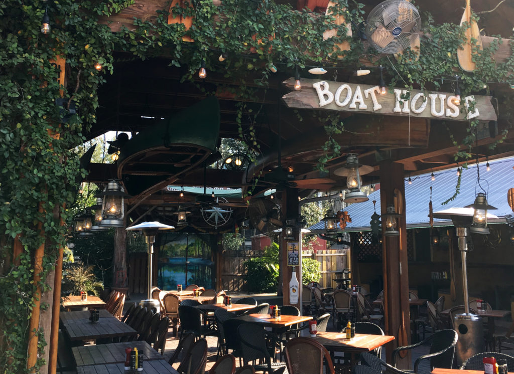 the outdoor patio at the great outdoors restaurant