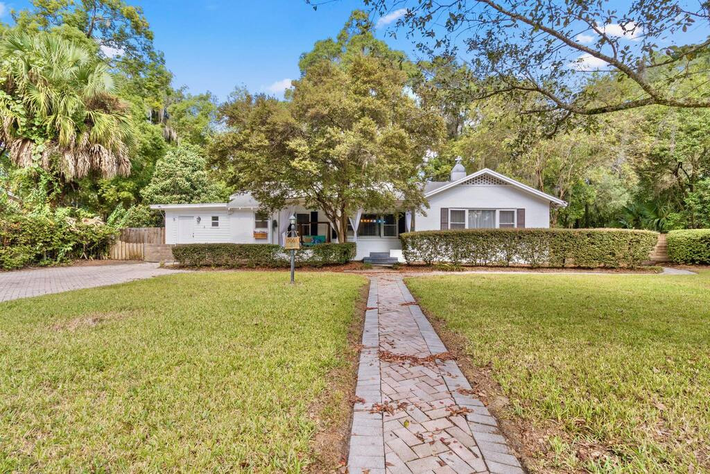 7th heaven vacation rental house and front yard
