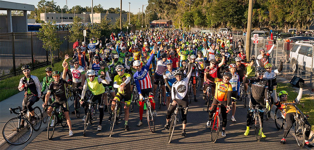 hundreds of cyclistst starting a group ride