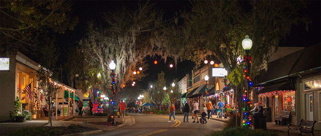 alachua holiday nights with people on main street