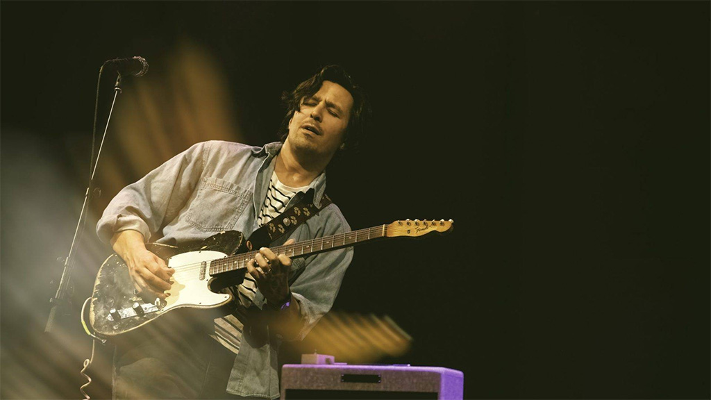 davy knowles playing guitar