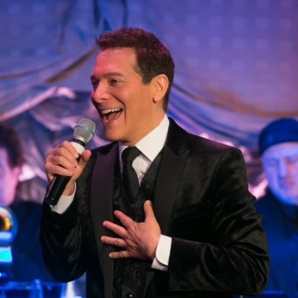 Michael Feinstein singing into a microphone