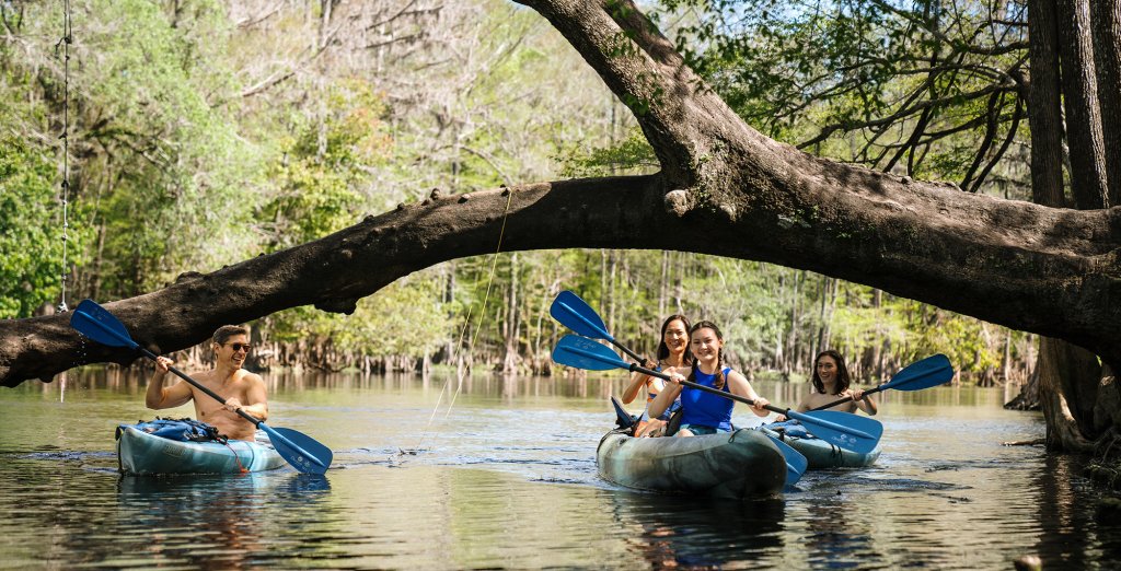 Poe Springs Park family paddling on the santa fe river