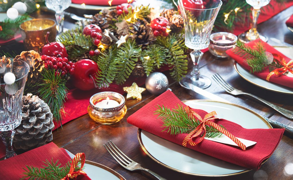 christmas dinner table setting
